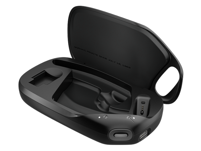 image_3_poly_voyager_legend_50_30_mobile_charge_case_black_images_-_product_only_caseopened_graybg_frontleft_3857023.png